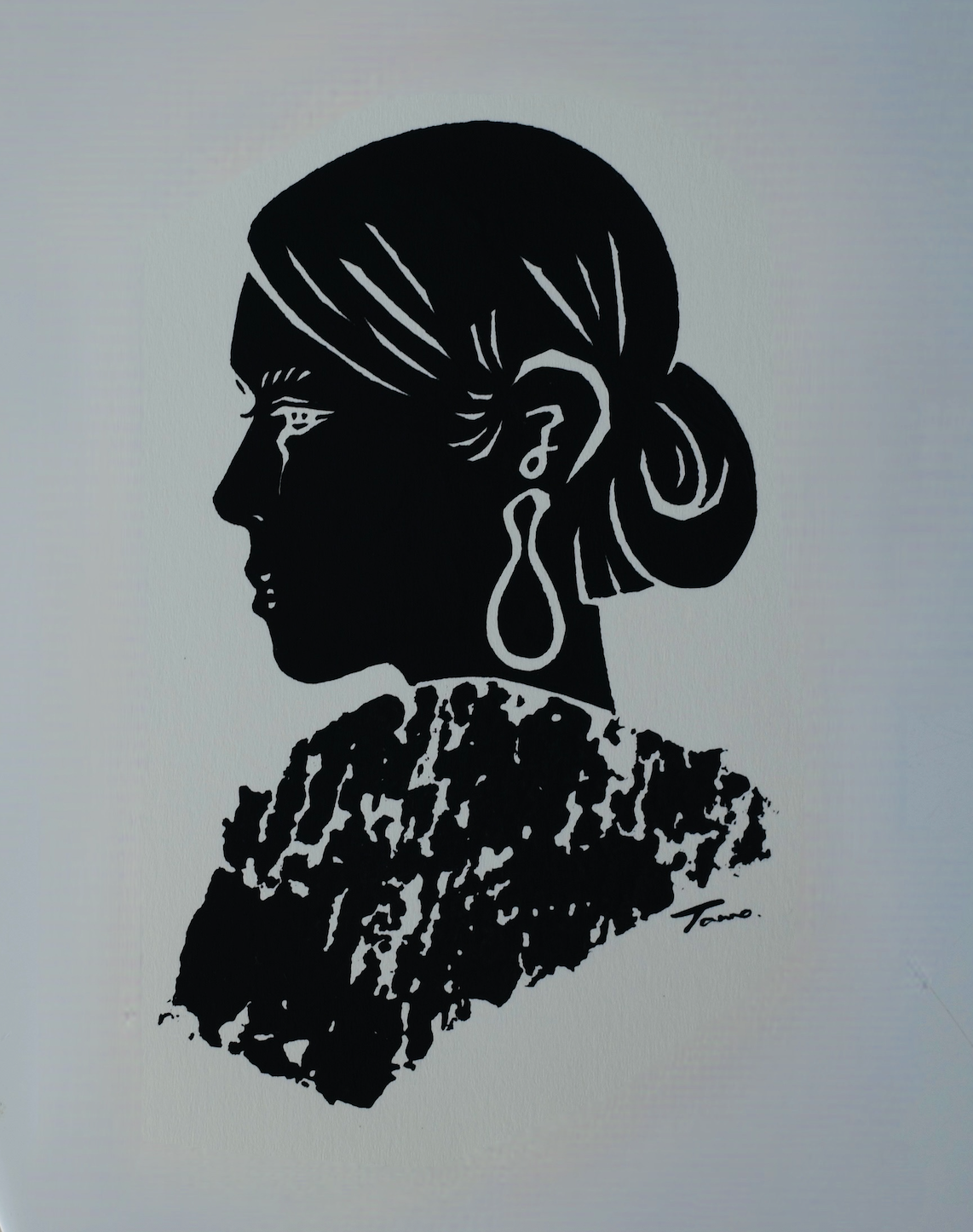 吉田愛の横顔を描いたモノクロのポートレート
